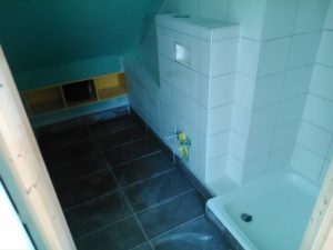 Veel hoeken en vlakken in een badkamer op zolder
